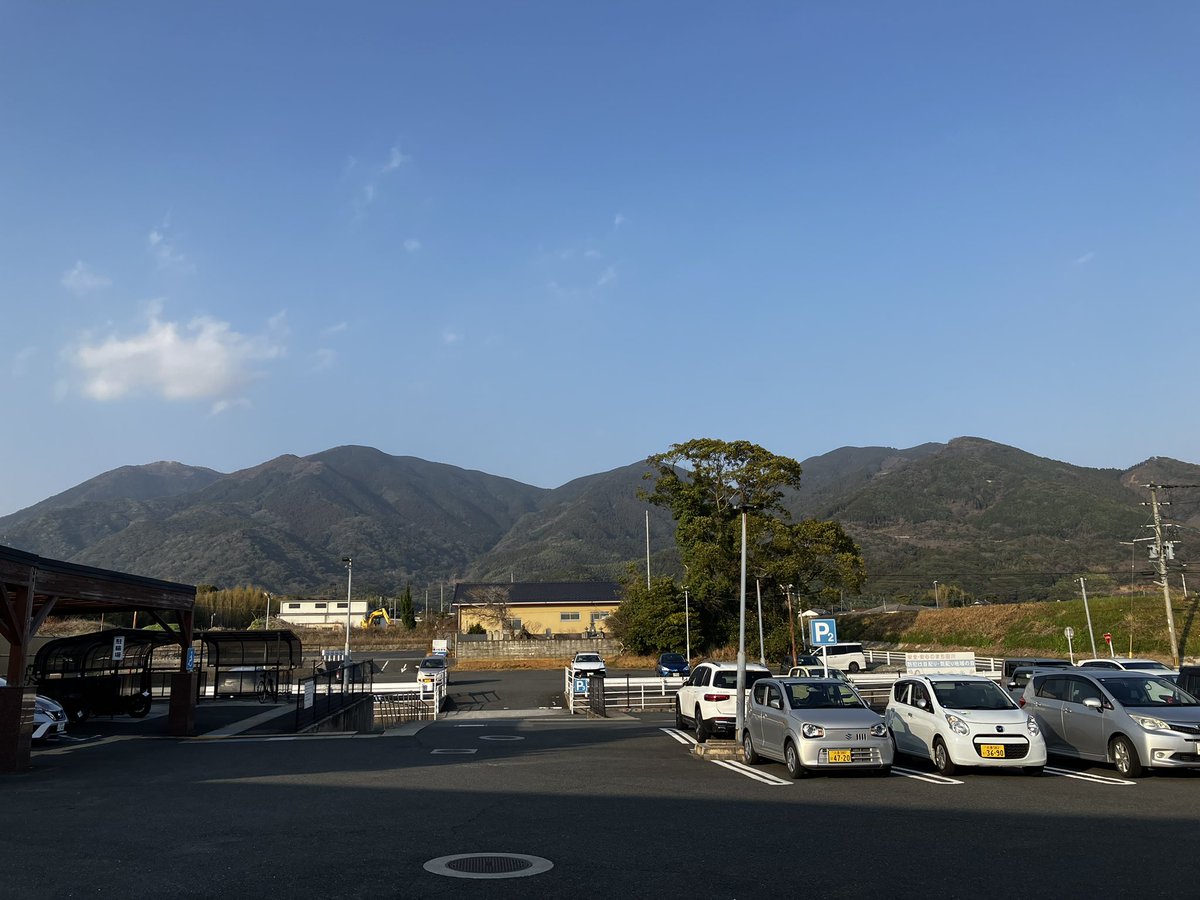 yutter_official's tweet photo. 『ほうじょう温泉ふじ湯の里』へ行きました♨️
評価は★4.8です🙂
ナトリウム炭酸水素塩塩化物温泉で茶褐色？の鉄のにほひ🙂
内湯は木の天井に中央柱に十字の梁と間接照明がふつくしい🙂
浴槽は泉質の成分が蓄積したような😮
各浴槽に深さが記載されておる😮
続く
#forbiddentour #福岡 #福智町 #温泉ゆ https://t.co/4YBZz0YqA3