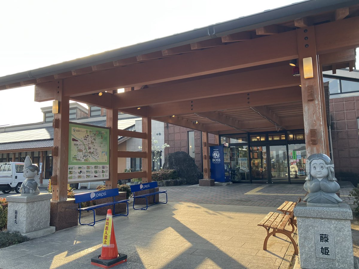 yutter_official's tweet photo. 『ほうじょう温泉ふじ湯の里』へ行きました♨️
評価は★4.8です🙂
ナトリウム炭酸水素塩塩化物温泉で茶褐色？の鉄のにほひ🙂
内湯は木の天井に中央柱に十字の梁と間接照明がふつくしい🙂
浴槽は泉質の成分が蓄積したような😮
各浴槽に深さが記載されておる😮
続く
#forbiddentour #福岡 #福智町 #温泉ゆ https://t.co/4YBZz0YqA3