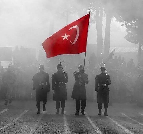 Hürmet sana,
Ey şan dolu sancağım!