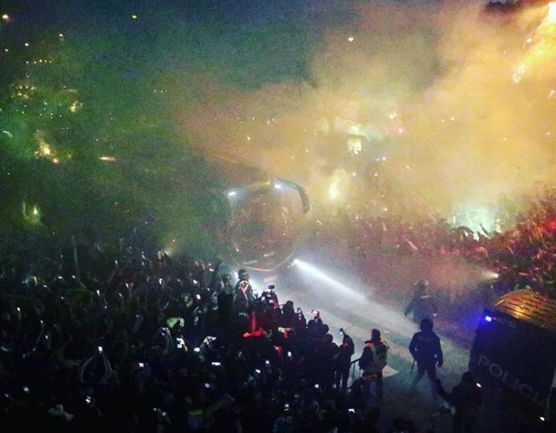 Pedimos a <a href="/CurryToscanoR/">Curry Toscano Rodero</a> (@DGobAndalucia) que deje recibir al autobús del <a href="/RealBetis/">Real Betis Balompié 🌴💚</a> como se merece. 
SÓLO QUEREMOS ANIMAR Y ESTAR CON LOS NUESTROS 💚

¡¡JUNTOS LO VAMOS A CONSEGUIR!!

<a href="/AhoraBetis_/">Ahora Betis Ahora</a>
<a href="/EmergenciasSev/">Emergencias Sevilla</a>