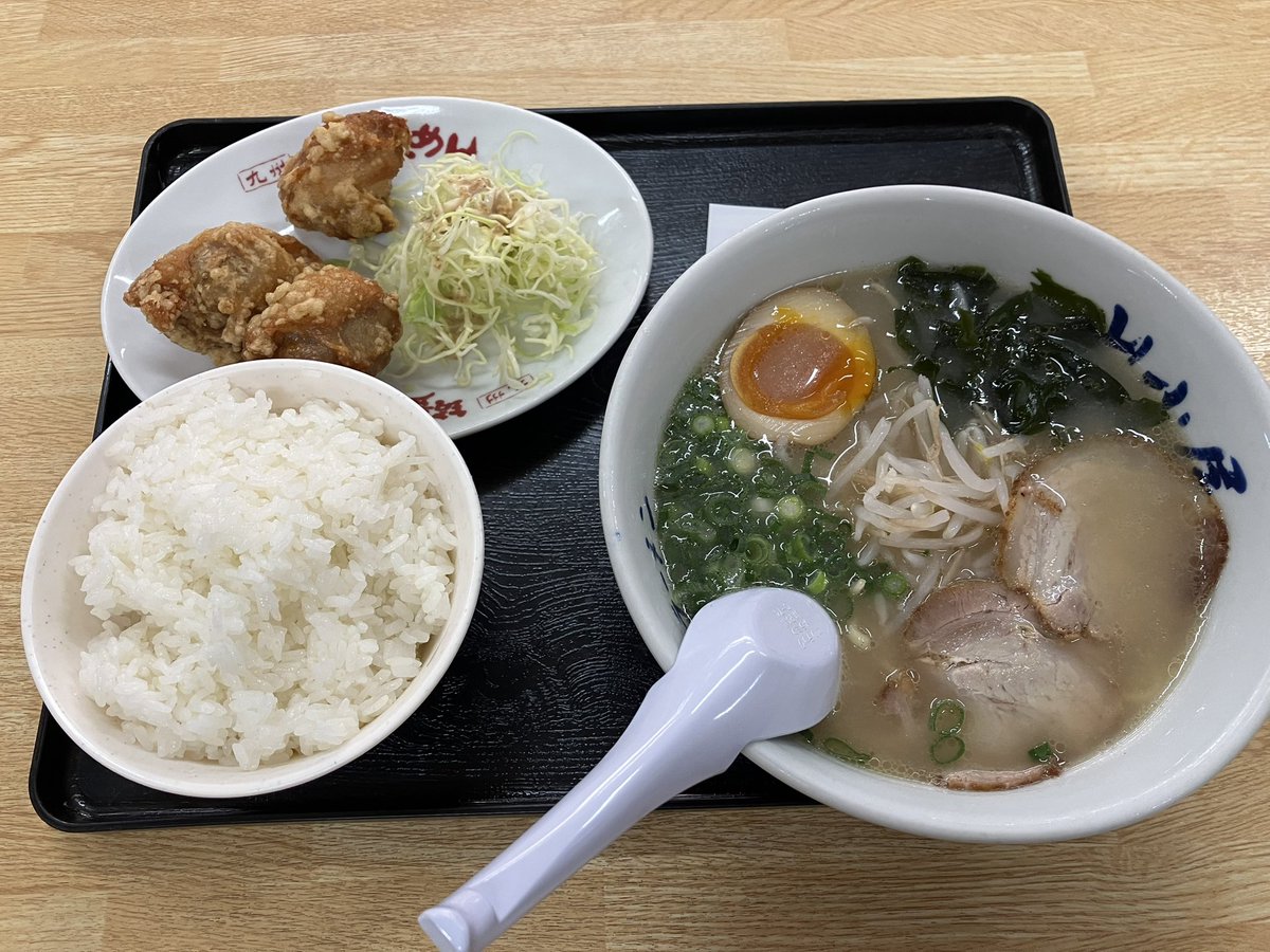 yutter_official's tweet photo. ほうじょう温泉ふじ湯の里併設の山小屋さんで塩とんこつラーメン唐揚げセットをいただく😌
朝ごはんの宿のカレーのみでお腹が空いてしまったので温泉の浴後に食べ締める😌✨
#forbiddentour #福岡 #福智町 #腹ごしらえごしごし #旅ゆ https://t.co/C8OwJ4hiFR