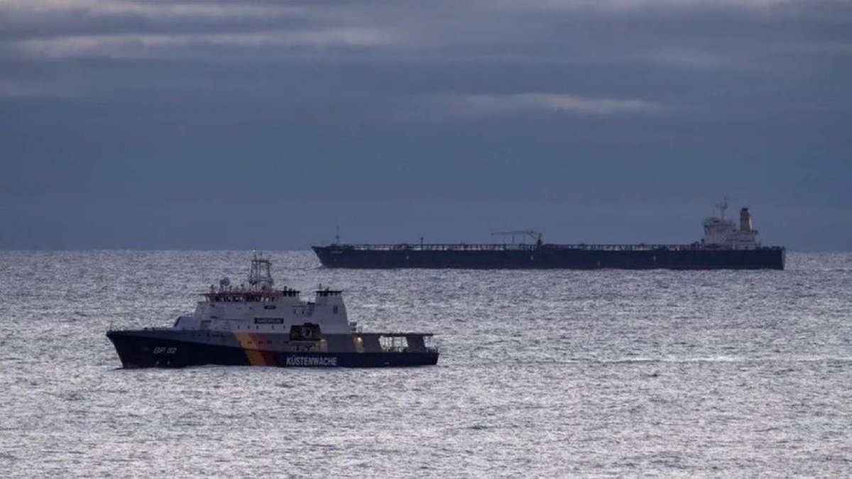 TribunePop23's tweet photo. 🚨ALERTE INFO 

L'Allemagne a saisi le pétrolier russe Eventin, transportant 100 000 tonnes de pétrole.

La cargaison vaut 40 millions d'euros. https://t.co/TFHRC964er