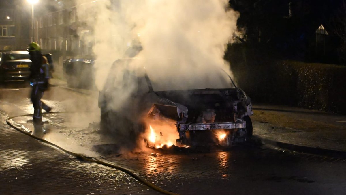 Auto vliegt in brand op de Israëlslaan in Alkmaar