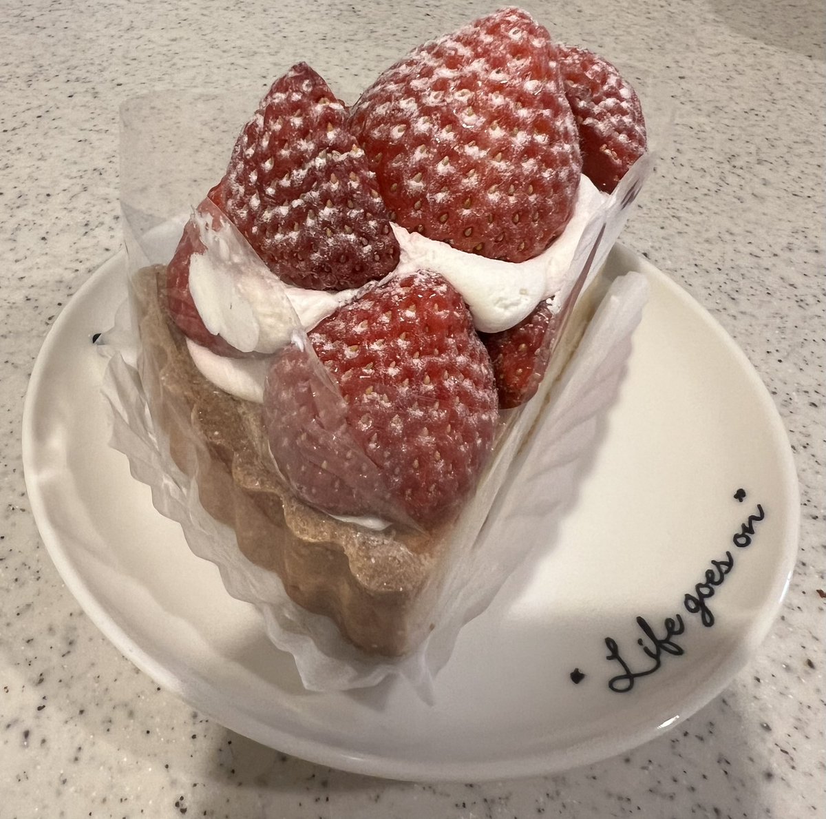 ikuramom's tweet photo. 忘れていた結婚記念日😂
めんどくさ夫婦がやっとケーキ買いました🤣
西宮の82cafe でタルト買いました🍓
美味しかったですよ🍓
お近くの人はぜひ一度食べてみてね♡
#82cafe
#結婚記念日
#気にしない夫婦
#毎年忘れる https://t.co/pu1dzlD95q