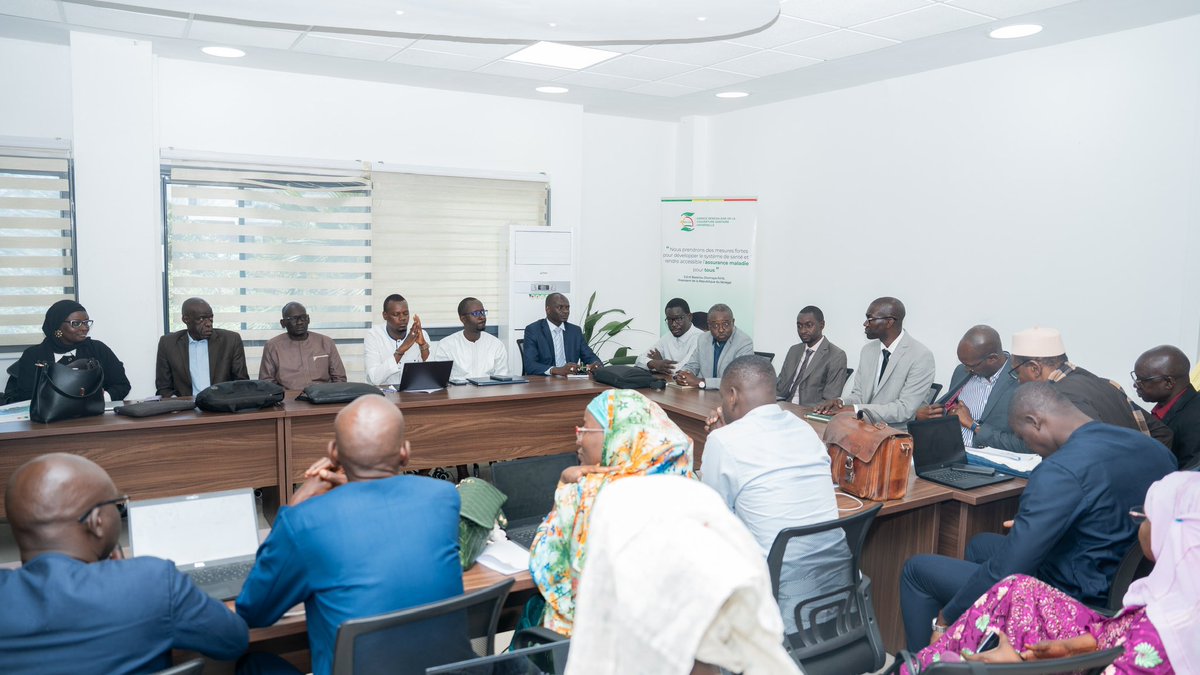 Monsieur le Directeur général a honoré de sa présence l’atelier d’élaboration de la convention-cadre d’achat de médicaments entre la SEN-CSU et les organisations professionnelles pharmaceutiques, tenu le mercredi 19 mars 2025.
#csu
#sencsu
#AssuranceMaladie