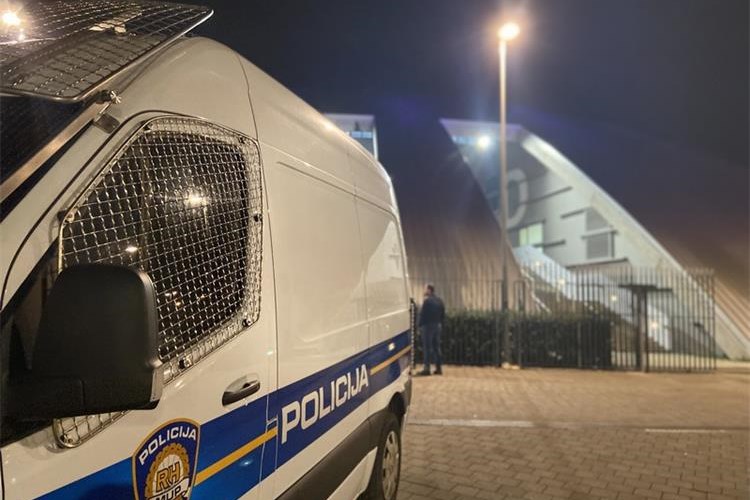 OPREZ NA TRIBINAMA Policija snima večerašnju utakmicu između Zadra i FMP-a   antenazadar.hr/clanak/2025/03…