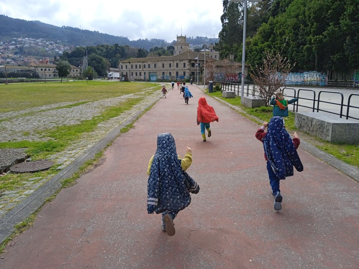 Na semana passada proveitamos muito o bom tempo e fomos de roteiro pola praia, monte e visitar as vizinhas em distintos dias. Nom paramos e começamos a trabalharmos numha nova edição do álbum de mulheres.

#EscolasSemente #Galego #Vigo #Teis