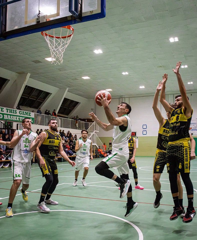 Perchè i due gialloneri stanno saltando?
Perchè?
Perchè?

Poesia.

(vogliamo solo risposte sbagliate, scrivetecelo nei commenti)

Basket Mogoro
#sempreminors