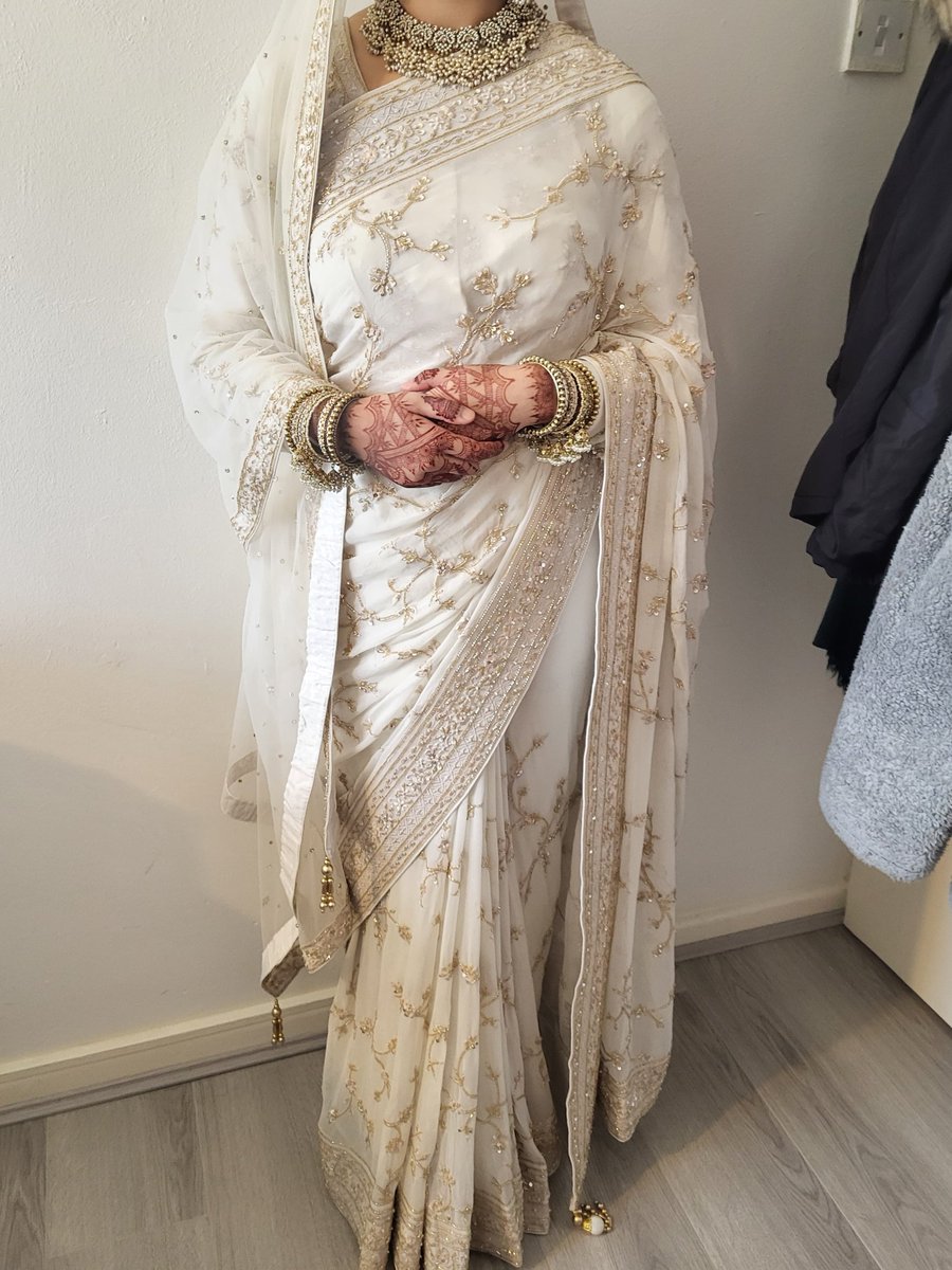 Saree_Settist's tweet photo. Draped UP                                   Draped DOWN https://t.co/9X9bIyABMQ