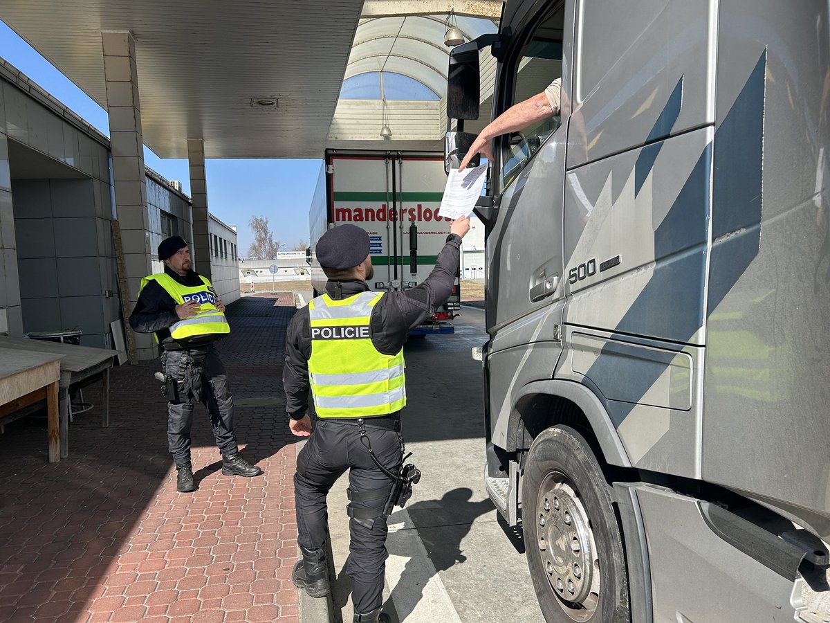 Kamiony na hranicích znovu kontrolují policisté kvůli slintavce a kulhavce. Nákaza se potvrdila ve třech chovech skotu na Slovensku. Zatím policisté na dálnici D2 všechny kontrolované kamiony do ČR vpustili, zvláštní pozornost si vyžádala cisterna s mlékem i chladicí vůz.