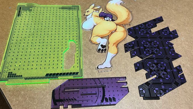 3層のアクリルスタンド、30cm
印刷では再現し辛い色を蛍光とスモークのアクリルで補った
特に蛍光は光量の少ない部屋でもエッジが光って目立つね、好き
キャラのみ版も置きます 