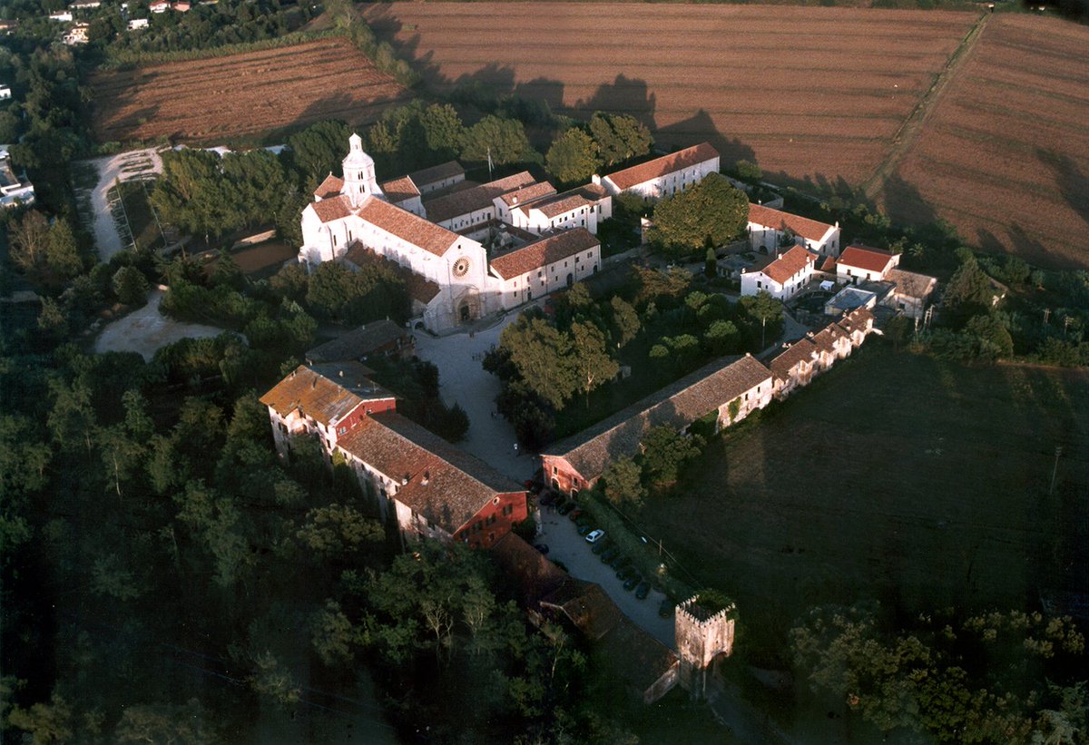 visit_lazio's tweet photo. A poca distanza da #Priverno si trova il borgo di #Fossanova. Qui sorge l'Abbazia, il primo esempio di architettura gotico-cistercense in Italia. L'intero complesso abbaziale il solo aiuto degli scalpellini locali da un unico monaco proveniente dalla Francia. 

#VisitLazio https://t.co/FeIHoe3N5h