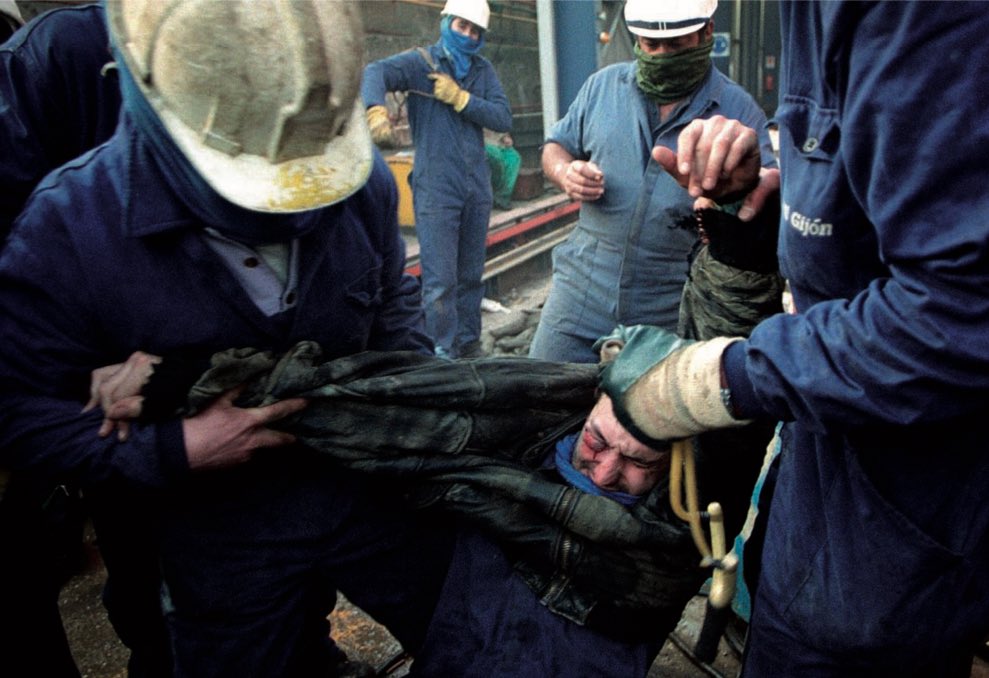 Compañero de herido en los enfrentamientos con la policía, Gijón/Xixón, 2000.
Fotografía de Eloy Alonso.