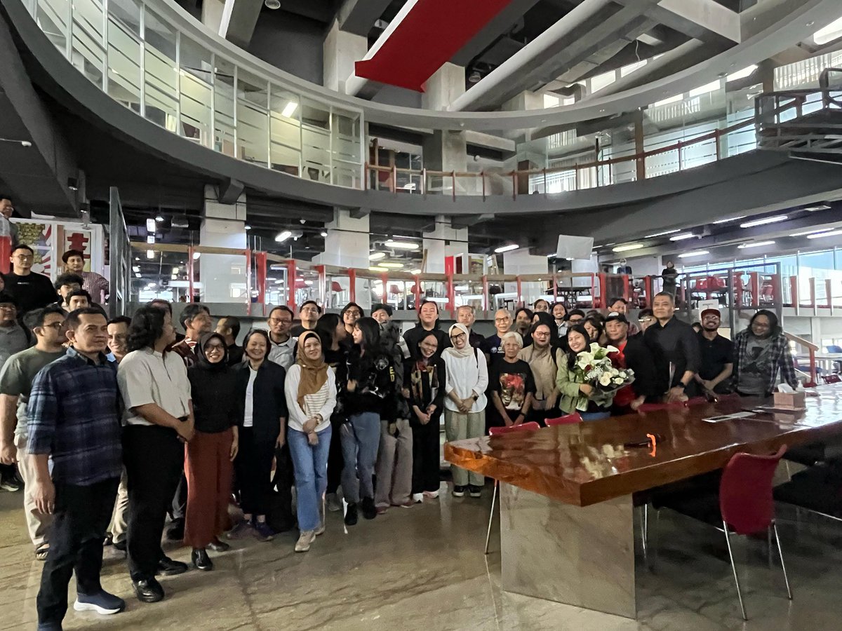 chichafrancisca's tweet image. Hari ini Bu Sumarsih dan teman2 masyarakat sipil datang membawa bunga2. Beribu terima kasih atas dukungan dan semangat dari tmn2. Sesungguhnya ancaman, teror, ini bukan hanya untuk saya, utk Tempo, tp kita masy sipil yang memperjuangkan kebebasan pers dan kebebasan bereskpresi.