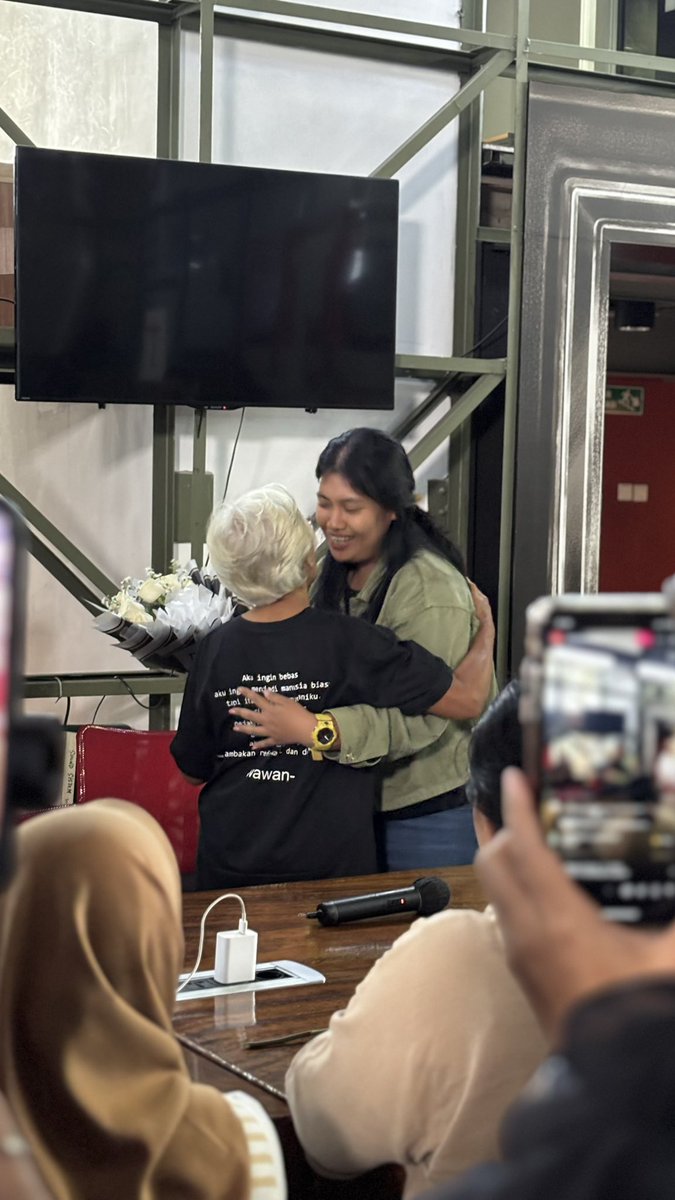 chichafrancisca's tweet image. Hari ini Bu Sumarsih dan teman2 masyarakat sipil datang membawa bunga2. Beribu terima kasih atas dukungan dan semangat dari tmn2. Sesungguhnya ancaman, teror, ini bukan hanya untuk saya, utk Tempo, tp kita masy sipil yang memperjuangkan kebebasan pers dan kebebasan bereskpresi.