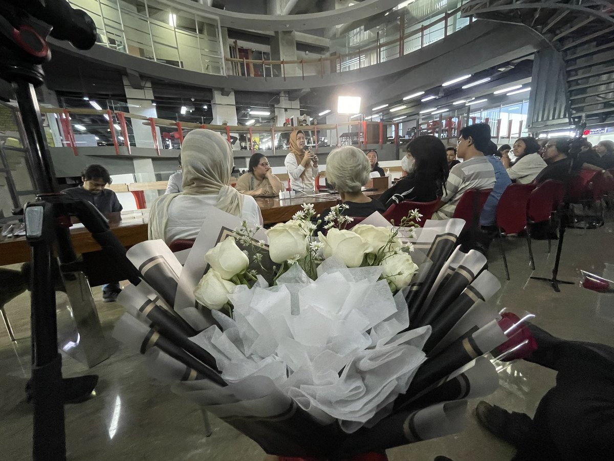 chichafrancisca's tweet image. Hari ini Bu Sumarsih dan teman2 masyarakat sipil datang membawa bunga2. Beribu terima kasih atas dukungan dan semangat dari tmn2. Sesungguhnya ancaman, teror, ini bukan hanya untuk saya, utk Tempo, tp kita masy sipil yang memperjuangkan kebebasan pers dan kebebasan bereskpresi.