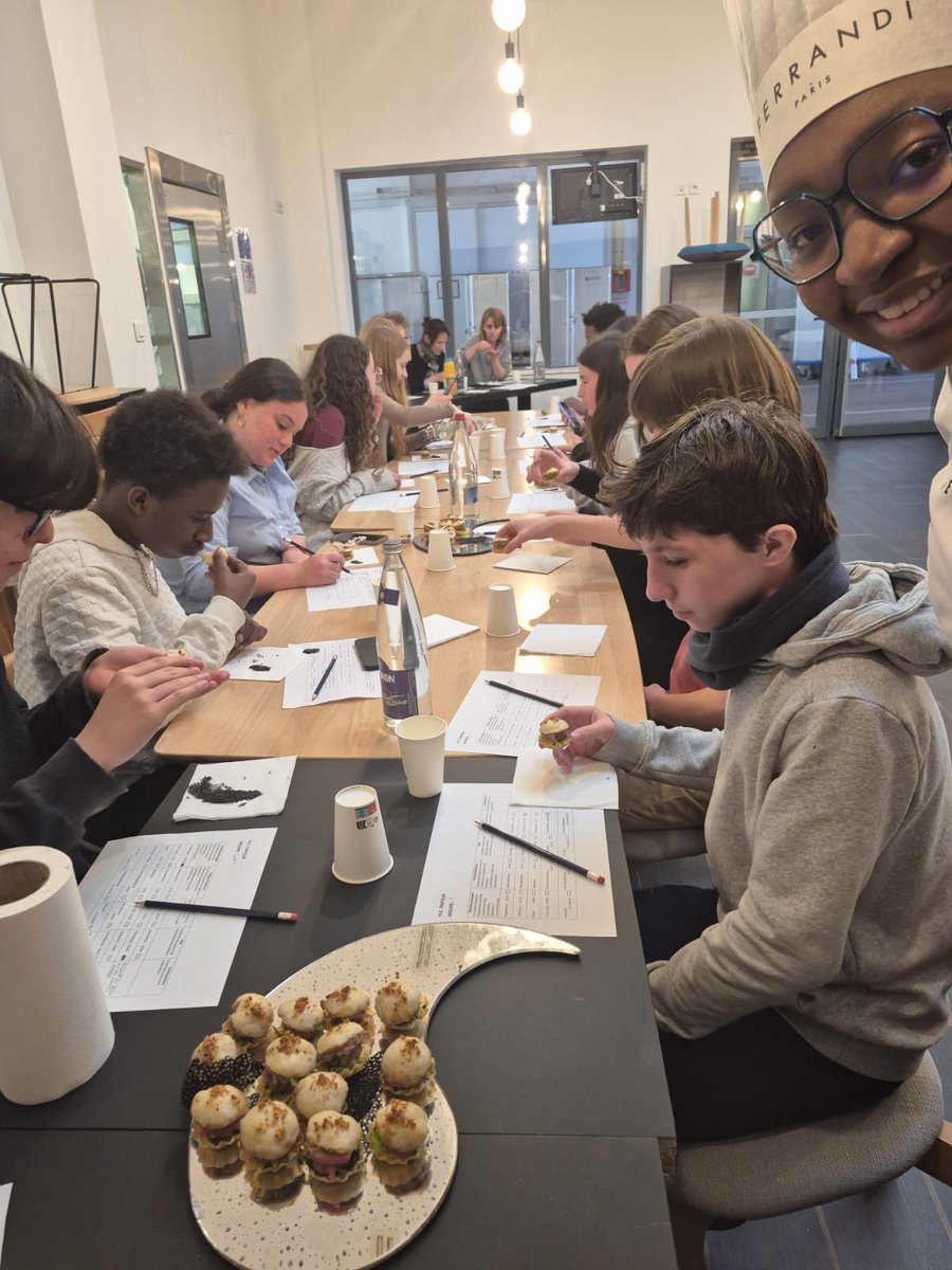Expérience insolite et savoureuse pour nos élèves de la médiation culturelle Louvre à l'école Ferrandi. Ils ont évalué et dégusté des bouchées préparées par les élèves, qui ont interprété de façon gastronomique un tableau du Louvre : " Intérieur de cuisine" de Joachim Beuckelaer