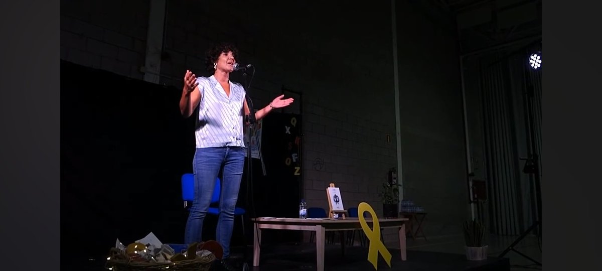 Per celebrar que avui és el dia mundia de la #poesia us convidem a escoltar un fragment del recital «Ala bat! Sí, adéu» de Rosa Pou al seu pas per la fira #LaBisbal #llibres  youtu.be/kjPpQ3jJ8H0?fe…