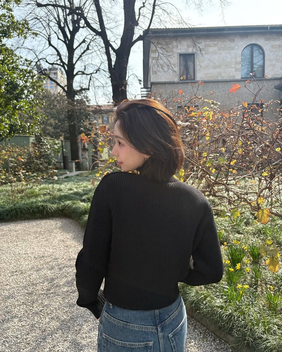 ㅤ
the tides rise with her presence, moving like poetry. ❝ karina, 𝗺𝗲𝘀𝗺𝗲𝗿𝗶𝘇𝗶𝗻𝗴.❞
ㅤㅤ