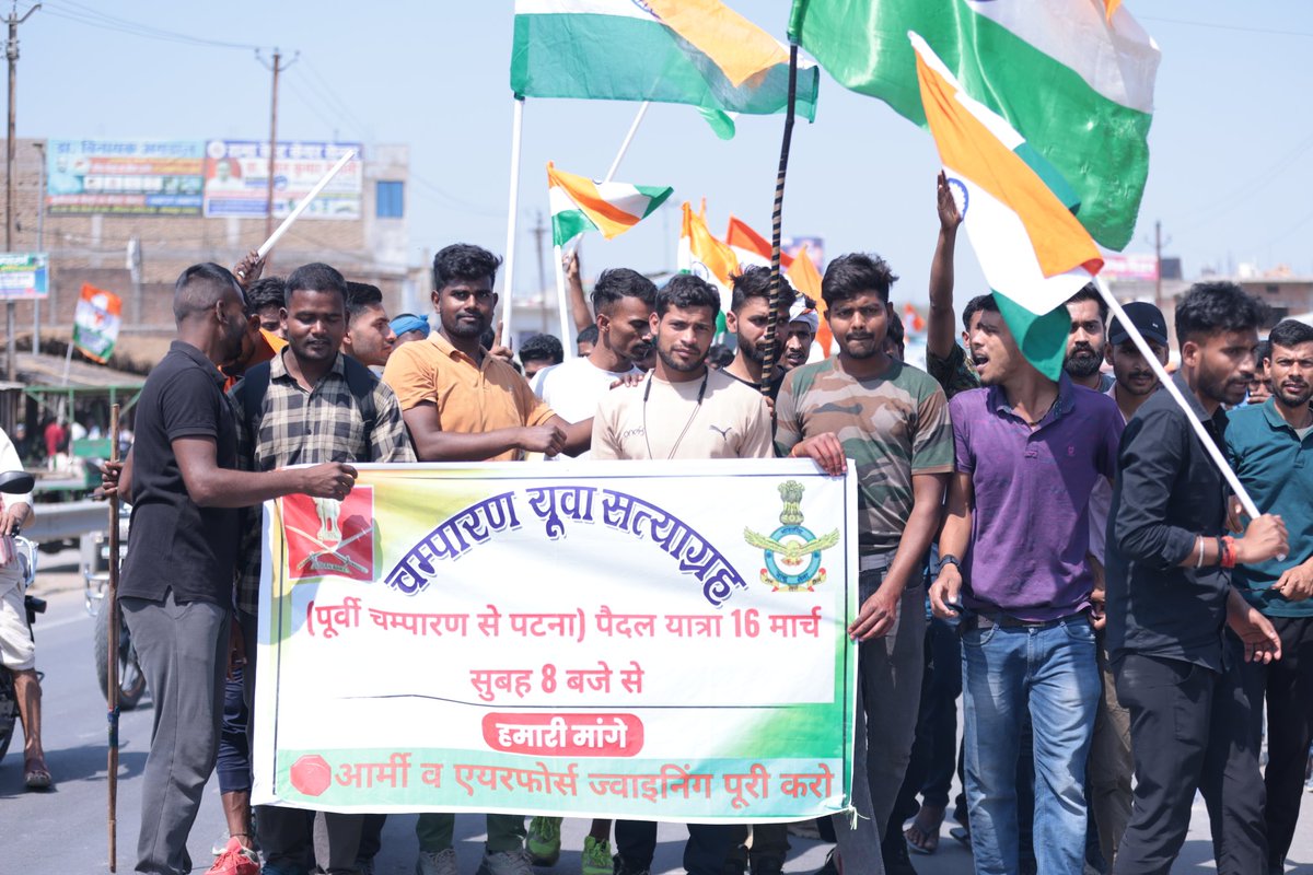 bhu_maurya's tweet photo. 4 साल – 2 करोड़ नौकरी का वादा झूठा निकला!
अब तो लंबित भर्तियों को भी रोक रखा है!
#PendingSenaBharti
#NaukriDo https://t.co/CPP5PjdqY5