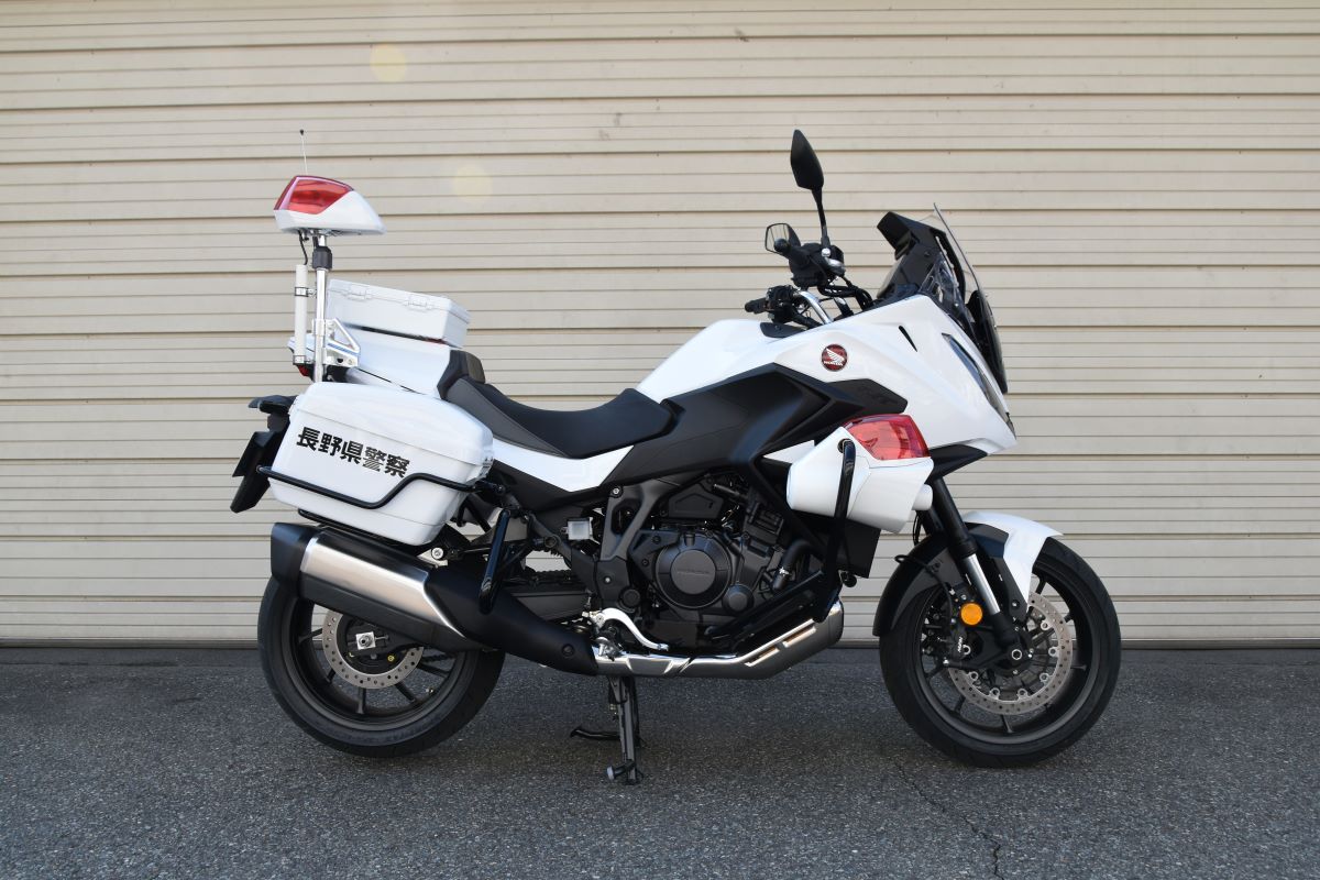 新型の白バイ「NT1100P」が配置されました。2気筒エンジンで、現行の