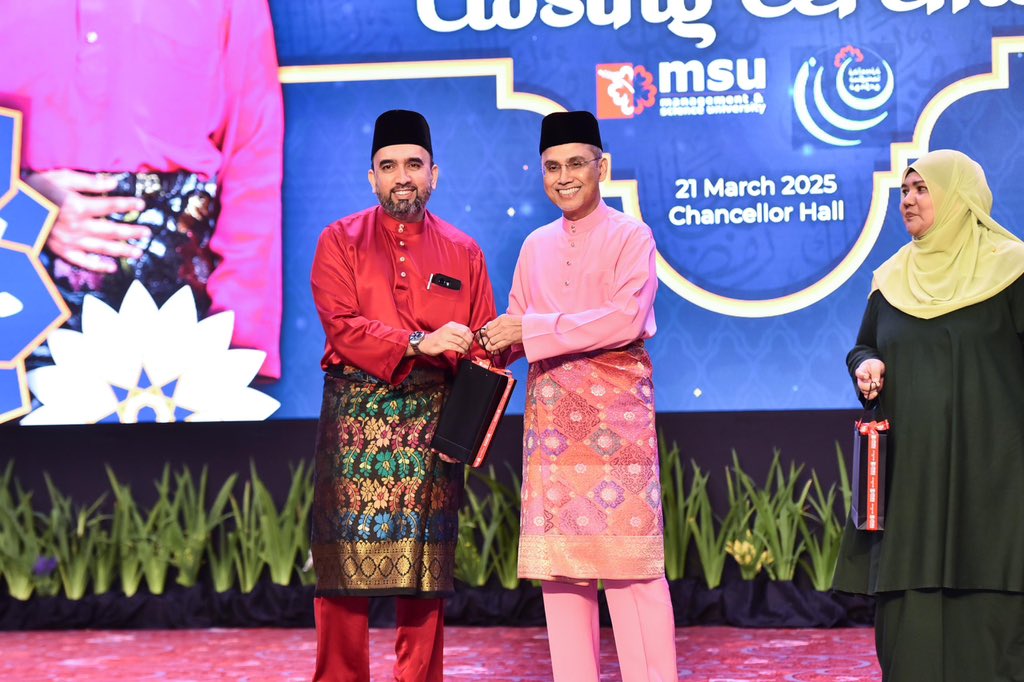 MohdShukriYajid's tweet image. Engaging team of staff, alumni and students at the @MSUmalaysia Quranic League 5.0. Congratulations on their dedication and efforts in making this event a success, fostering unity and spiritual growth. @sbiyayasanmsu @ICCMSU #MQL5