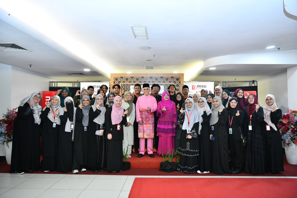 MohdShukriYajid's tweet image. Engaging team of staff, alumni and students at the @MSUmalaysia Quranic League 5.0. Congratulations on their dedication and efforts in making this event a success, fostering unity and spiritual growth. @sbiyayasanmsu @ICCMSU #MQL5