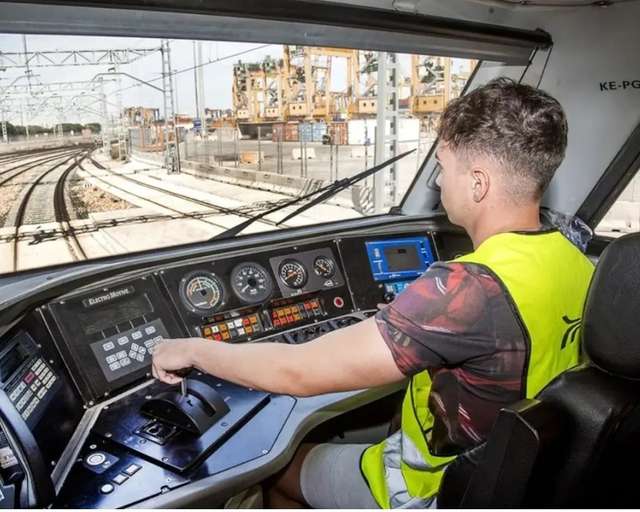 🚉El gran punt mort per les negociacions del traspàs de Rodalies han estat les condicions del maquinistes. 

🪧Quins són els drets laborals que han conquerit i que, evidentment, no volen perdre?

💸Sous de 58.000€ de mitjana, jubilació anticipada, 35+21 dies de vacances... 🧵