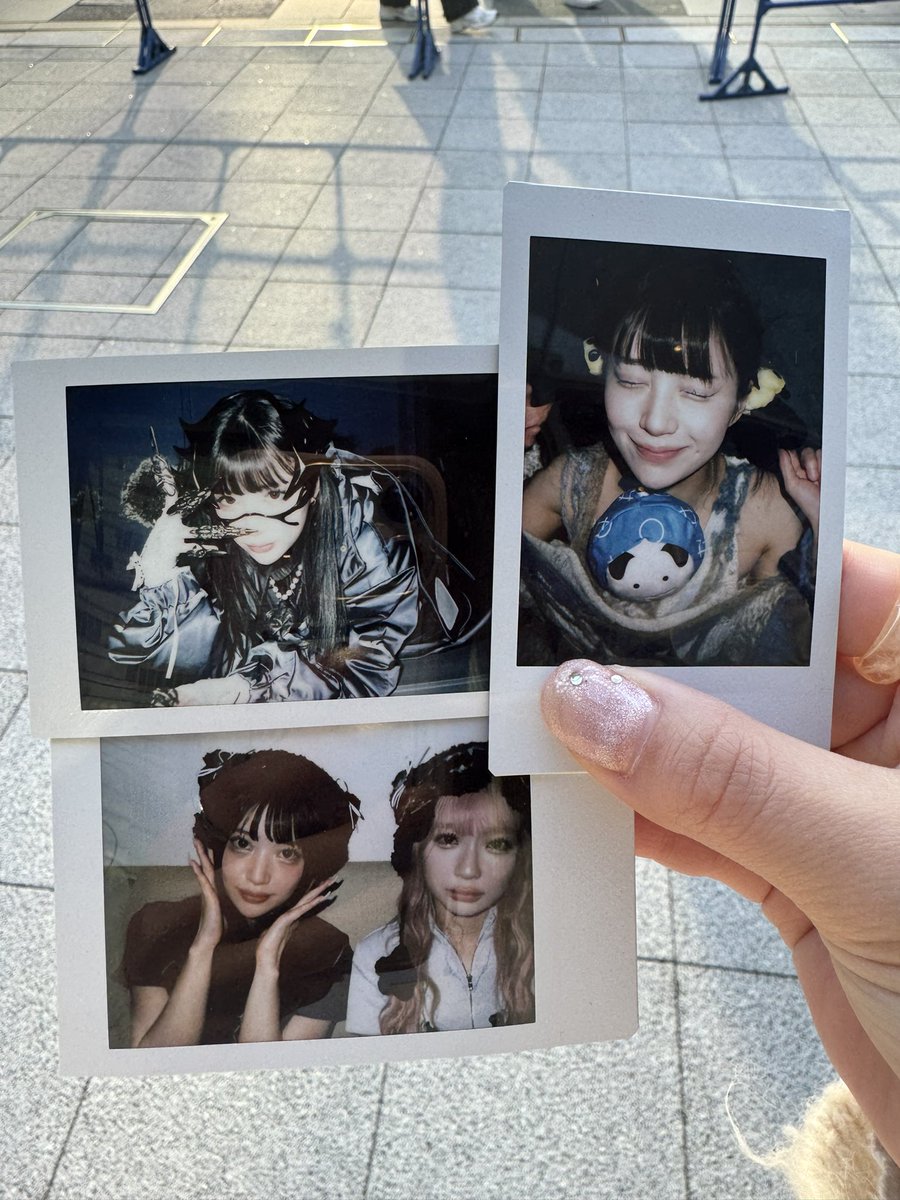 23usa_00's tweet photo. @RR___0325 検索より失礼します。
左のチェキと交換可能なものございますでしょうか https://t.co/50AZOGApvM