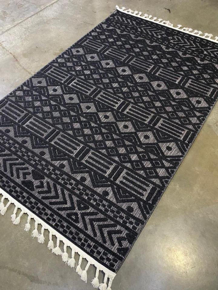 chuks_asoegwu's tweet image. From our floor to your door! 📦 Watch how we expertly fold and pack your rugs for safe delivery. #ChuksInteriors #RugDelivery #PackagingProcess #HomeDecor #Nigeria #ShopLocal