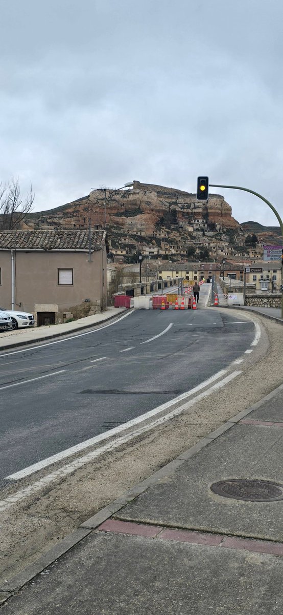 Hay calamidades fuera del eje Manzanares/Madrid:
En San Esteban de Gormaz (Soria) el único puente entre dos partes enormes de la provincia está cortado por la crecida del Duero. Miles de personas dan 45' de rodeo para ir al médico o al colegio. Aún no hay solución.
📸 <a href="/Ayto_SEG/">Ayuntamiento de San Esteban de Gormaz</a>.