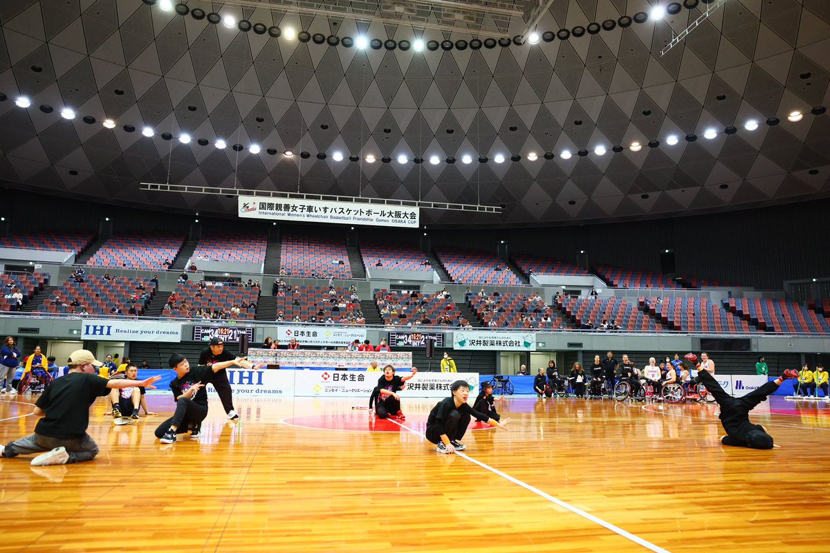 大阪カップを振り返ろう！④
 
土日の試合には、#大阪カップ を盛り上げに3つの団体がきてくれました～！
ハーフタイムの時に元気いっぱい！個性が光るダンスを披露していただきました♪
観客だけではなく、選手もみんな笑顔に✨
ご出演ありがとうございました！！
#車いすバスケ
#パラスポーツ