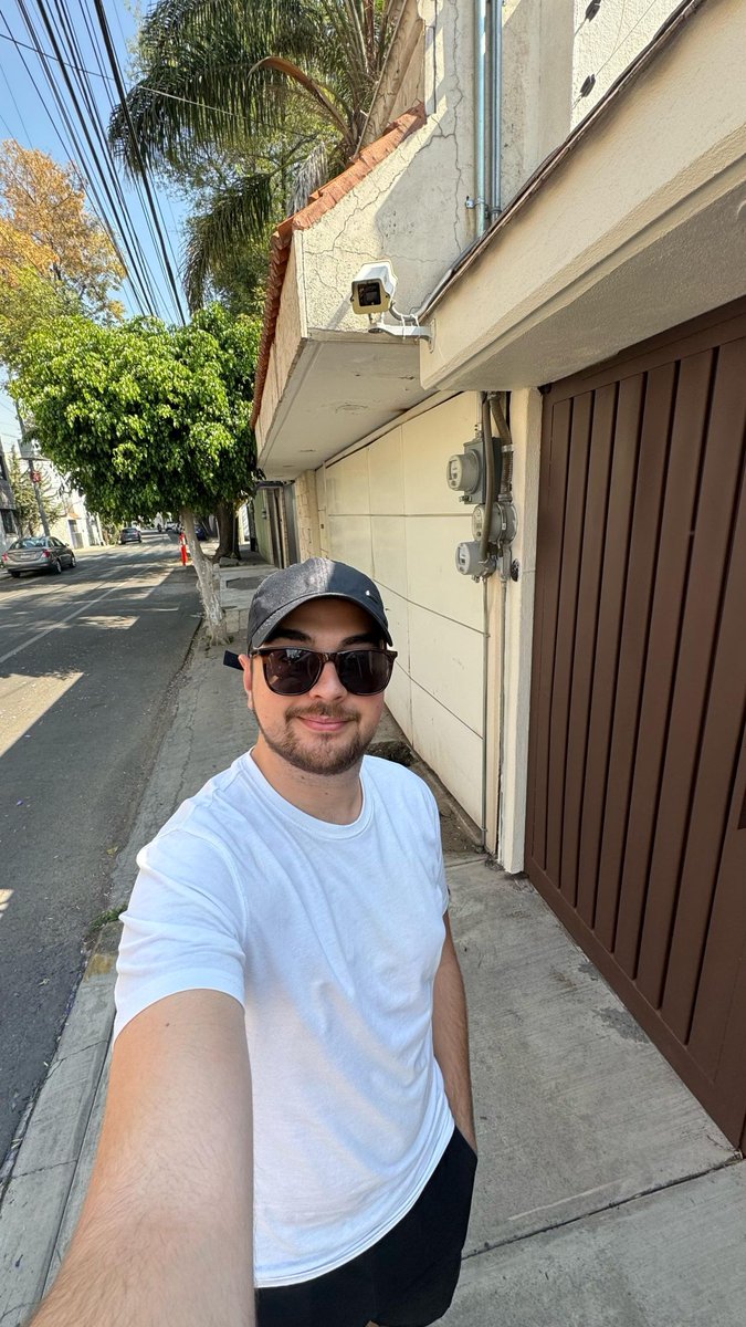 Estoy en México. No solo por negocios, también para aprender. Emprender no es solo trabajar sin parar, es salir de tu entorno y ver desde otra perspectiva. A veces, necesitas alejarte para ver el panorama completo. Las mejores ideas no siempre llegan en la oficina, sino viajando.