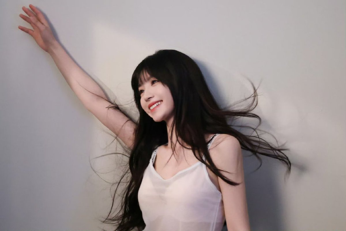 cnlds_archive's tweet photo. Tian Xiwei's team shares bts pics from Victoria's Secret ad filming https://t.co/8Hv9GVt1AW