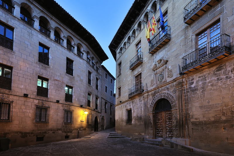 LosPueblosmbe's tweet photo. 🏰 Sos del Rey Católico, viaje al corazón medieval de Aragón 🏰

Situado en lo alto de una colina, Sos del Rey Católico es un impresionante pueblo aragonés donde la historia cobra vida en cada calle, torre y palacio.

✨ Visitas imprescindibles:
 • Palacio de los Sada, casa natal del rey Fernando el Católico 👑
 • Murallas y siete portales medievales 🚪
 • Iglesia de San Esteban y su cripta románica ⛪️
 • Judería medieval, un laberinto de calles con encanto histórico 🕍

📸 Pasea por este conjunto histórico-artístico excepcional y disfruta de uno de los pueblos medievales mejor conservados de España.

Sos del Rey Católico forma parte de Los Pueblos Más Bonitos de España desde 2016.

#sosdelreycatolico #aragon #lospueblosmbe #turismorural #pueblosconencanto