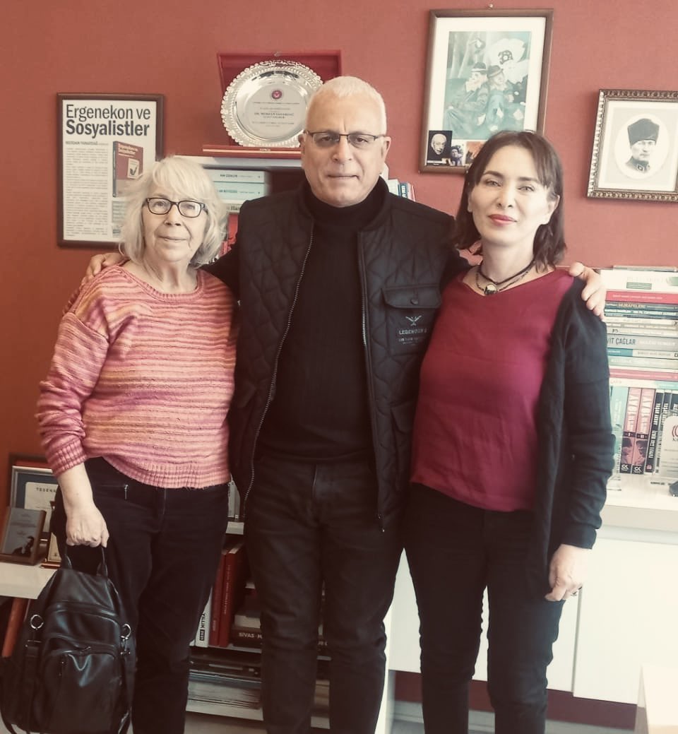 Tele1 TV Genel Yayın Yönetmeni Merdan Yanardağ’ı ziyaret ederek, hayvan hakları konusundaki görüş ve taleplerimizi kendisine ilettik. 
Tarafsız ve ilkeli habercilik anlayışıyla hayvan hakları konusunda doğru ve etkili haberler yapan Tele1’in, bu duruşunu sürdüreceğine inanıyoruz.