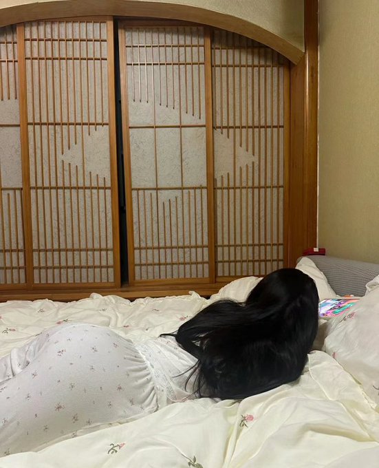 친정 집에 와서 좀 놀고 있는데
동생이랑 함께 신나게 놀았던 기억이 떠오르네요 
다들 결혼하고 나니 어릴 적처럼 
철없이 즐겁게 놀기도 어렵고... 
삶의 변화라면 참 아쉽기도 하고 복잡한 기분이에요. 
가끔은 그런 순수했던 시간으로 돌아가고 싶네요
#유부녀 #청주 #대전