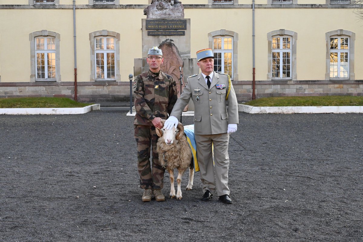 1er régiment de Tirailleurs (@les_turcos) on Twitter photo C’était l’un des plus anciens du régiment, le capitaine Jean-Michel a fait son adieu aux armes. Le <a href="/Caid_1RTIR/">Caïd du 1er régiment de Tirailleurs</a> a rappelé devant les boujadis du régiment la longue et riche carrière dont ils doivent s’inspirer.
📷 SCH Yohan C’était l’un des plus anciens du régiment, le capitaine Jean-Michel a fait son adieu aux armes. Le <a href="/Caid_1RTIR/">Caïd du 1er régiment de Tirailleurs</a> a rappelé devant les boujadis du régiment la longue et riche carrière dont ils doivent s’inspirer.
📷 SCH Yohan