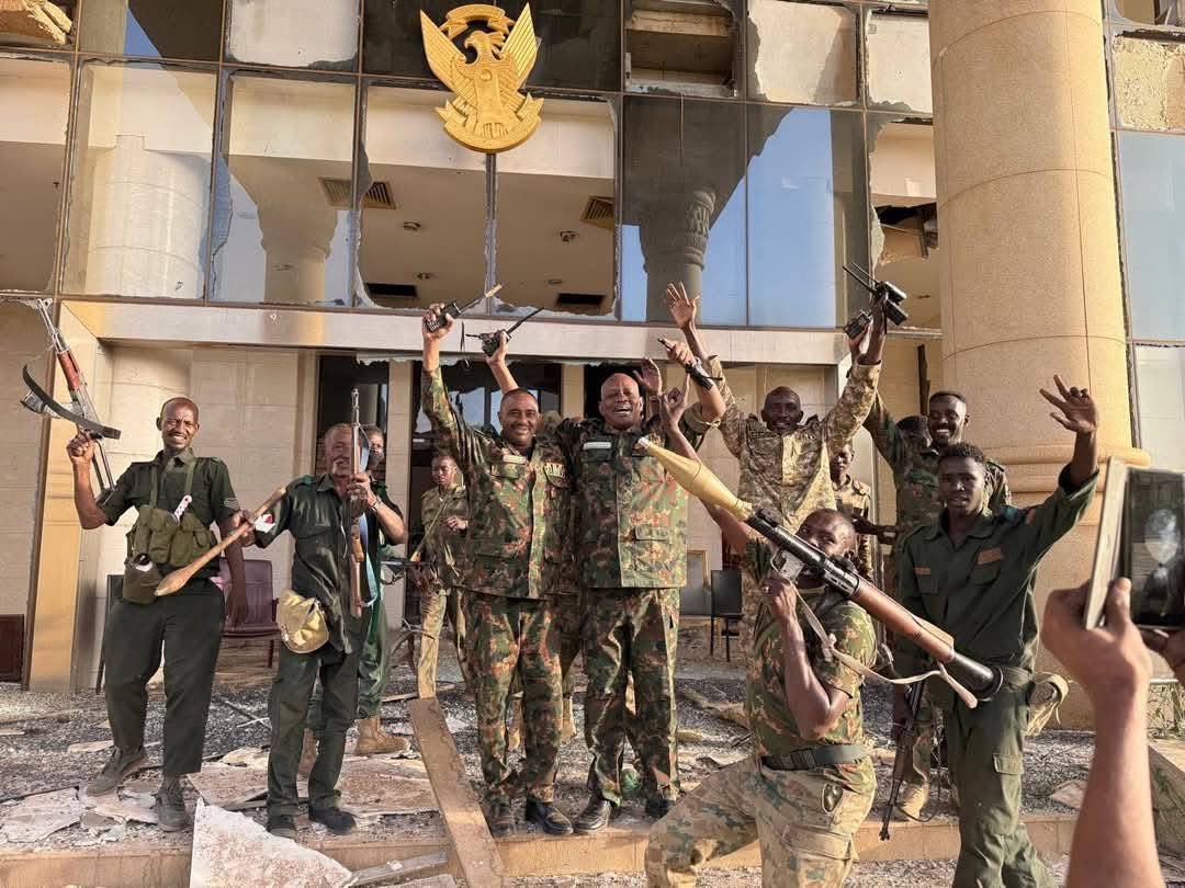 GebreilIbrahim1's tweet photo. تهانينا الخالصة للشعب السوداني الأبي و لقواته الباسلة باستعادة القصر الجمهوري من أيدي الأوباش عنوة و اقتداراً. معاً لإسترداد كل شبر من أرض الوطن العزيز قريباً جداً بحول الله و قوته https://t.co/bH1qFIfmDT
