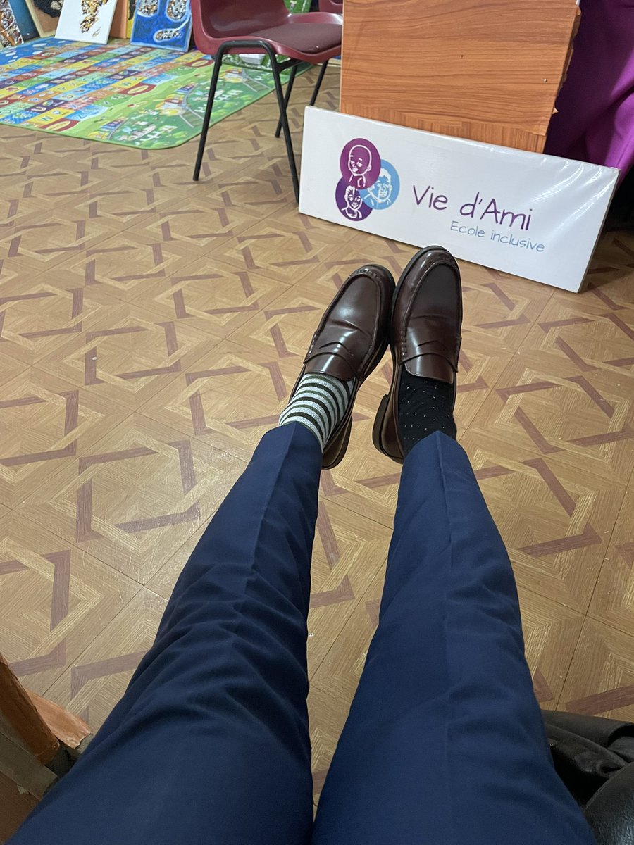 Pourquoi des chaussettes dépareillées ?
Pour montrer que nous acceptons la différence, que nous sommes prêts à ce que les différences soient (enfin) plus visibles dans la société

#Trisomie21 
#JournéeMondialeDeLaTrisomie21 
#Inclusion 
#ChaussettesDépareillées