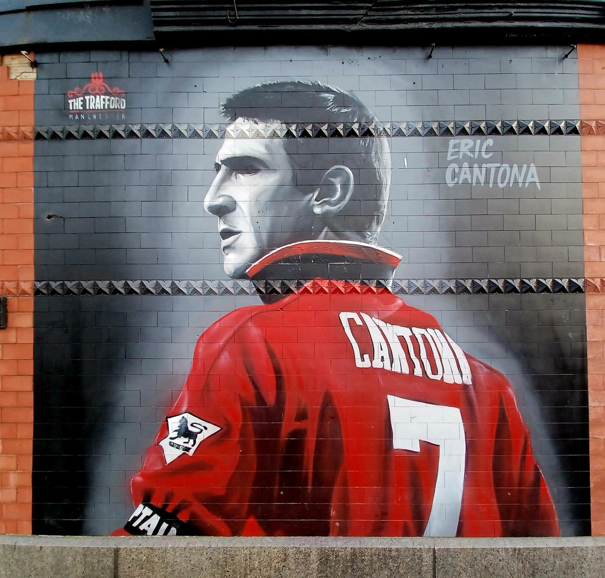 StartLicensing's tweet photo. The Trafford: a pub with art. #StreetArt tributes to @ManUtd #clublegends 
Fabulous way of celebrating some fantastic players.
#DenisLaw #GeorgeBest 
#BobbyCharlton #EricCantona https://t.co/Trrzl4cuXT