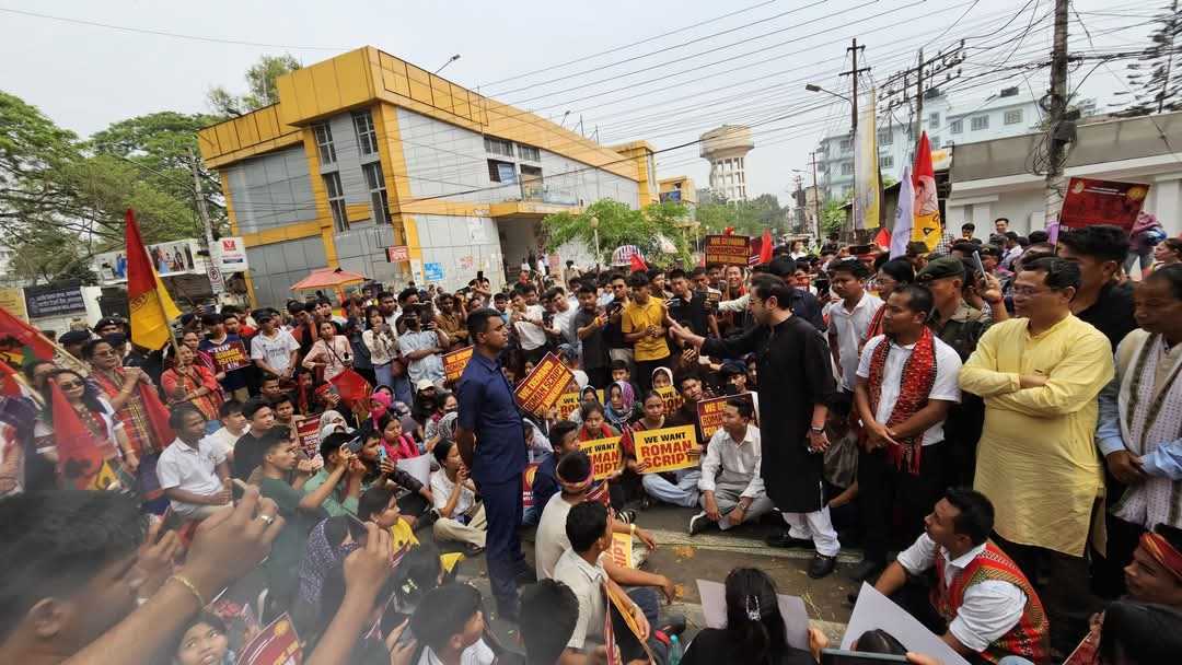 tipra_official's tweet photo. Bubagra @PradyotManikya joined the students of #TSF, #TISF, and other organisations at their protest for the demand of #RomanScriptForKokborok at the Circuit House in Agartala.

#KokborokInRomanScript
#TIPRA https://t.co/DHPUjueRBb