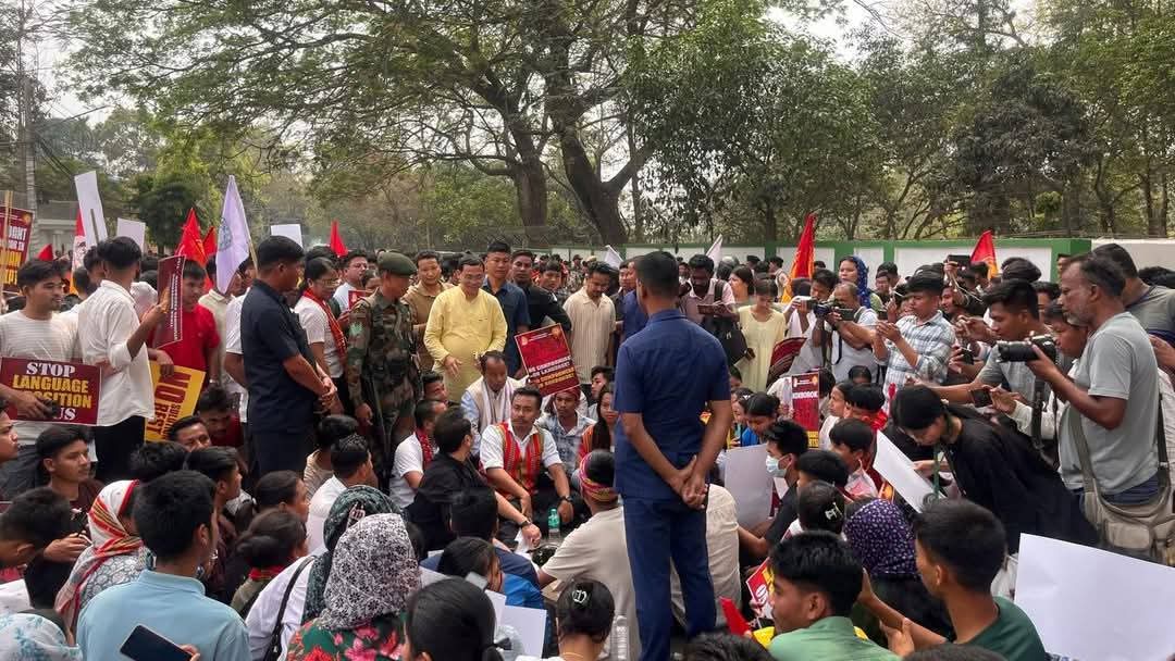 tipra_official's tweet photo. Bubagra @PradyotManikya joined the students of #TSF, #TISF, and other organisations at their protest for the demand of #RomanScriptForKokborok at the Circuit House in Agartala.

#KokborokInRomanScript
#TIPRA https://t.co/DHPUjueRBb