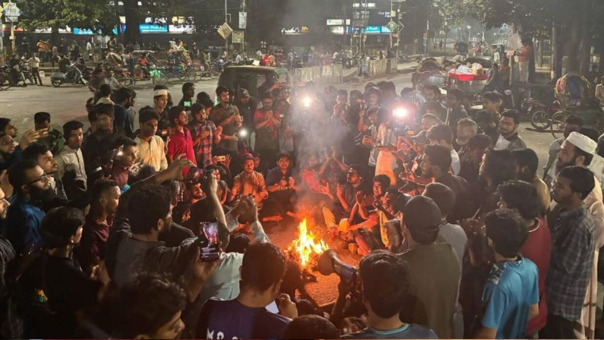 আওয়ামী লীগ নিষিদ্ধ নিয়ে ড. ইউনূসের বক্তব্য, প্রতিবাদে মধ্যরাতে ঢাবিতে বিক্ষোভ