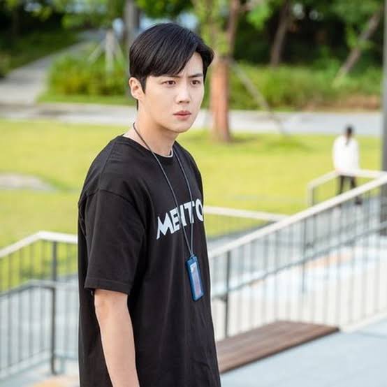 seonhody's tweet photo. first year of college                last year of college https://t.co/qWUNoD5Gze