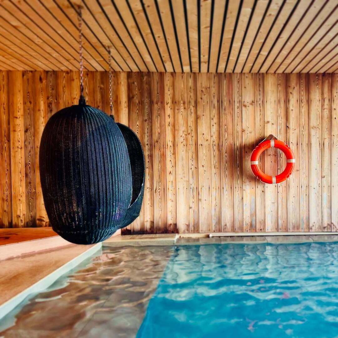 f_i_we's tweet photo. Hotel pool #alparenaspa #larosière #alps https://t.co/UZRE43Kvx3 https://t.co/l18UStekdL