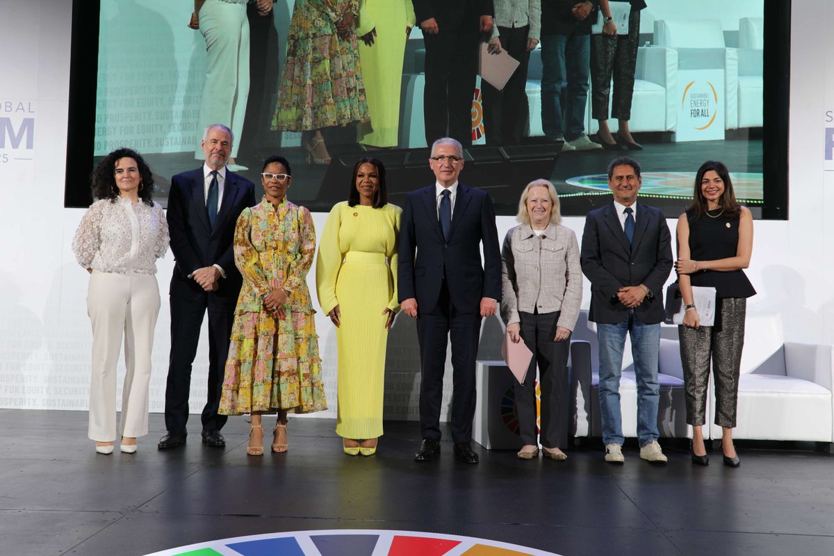 DamilolaSDG7's tweet photo. The #SEforALLForum was a key moment on the road to COP30 with the #COP29 & #COP30 Presidencies present.
Ambassador André Aranha Corrêa do Lago, the COP30 President-Designate unveiled his plan to engage different stakeholders, as 🇧🇷 prepares for COP30.
🔗 https://t.co/RLiy9O050N https://t.co/r4w0KkrcrG