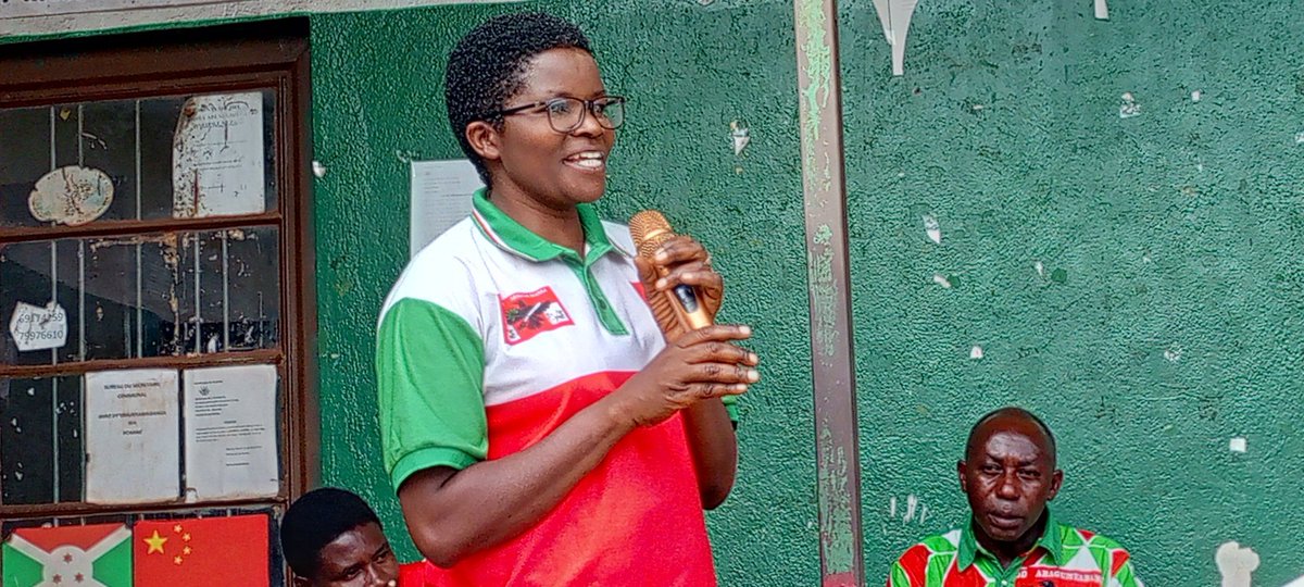 IntumwaNews's tweet image. Le Parti @CnddFdd Soutient les Victimes des Aléas Climatiques à #Busoni.
Le 20 mars 2025, un geste de solidarité et de soutien a été effectué par le parti politique #CnddFdd, en faveur des populations touchées par les effets des aléas climatiques dans la commune de #Busoni,