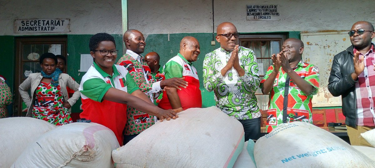 IntumwaNews's tweet image. Le Parti @CnddFdd Soutient les Victimes des Aléas Climatiques à #Busoni.
Le 20 mars 2025, un geste de solidarité et de soutien a été effectué par le parti politique #CnddFdd, en faveur des populations touchées par les effets des aléas climatiques dans la commune de #Busoni,