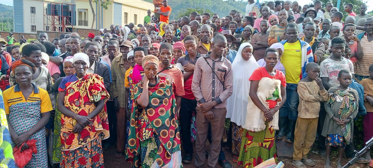 IntumwaNews's tweet image. Le Parti @CnddFdd Soutient les Victimes des Aléas Climatiques à #Busoni.
Le 20 mars 2025, un geste de solidarité et de soutien a été effectué par le parti politique #CnddFdd, en faveur des populations touchées par les effets des aléas climatiques dans la commune de #Busoni,